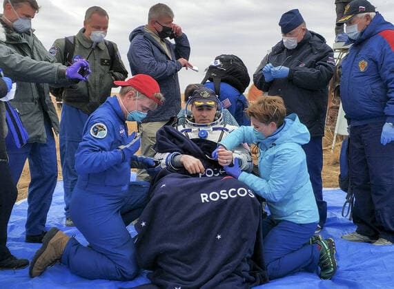 Bilder des Jahres 2020, News 10 Oktober News Themen der Woche KW43 KAZAKHSTAN - OCTOBER 22, 2020: NASA astronaut Christopher Cassidy (C front) is tended to by ground personnel after the successful landing of the Soyuz MS-16 reentry capsule in the steppe southeast of Zhezkazgan. The ISS Expedition 63 crew including Cassidy and Roscosmos cosmonauts Anatoly Ivanishin and Ivan Vagner, has returned back to Earth. Rosaviatsiya TASS  TS0EBA27