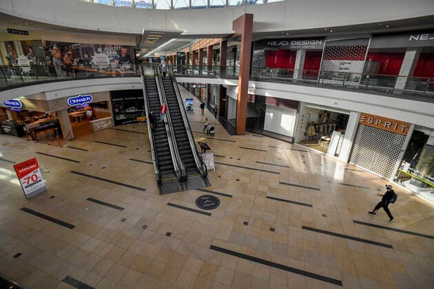 Retail stores are closed in Czechia over the COVID, except for essential goods stores, like amid the first COVID wave in the spring, and the sale of services in facilities are banned in Czech Republic, October 22, 2020. (CTKxPhoto VitxSimanek) CTKPhotoP202010220664401 VIS 008