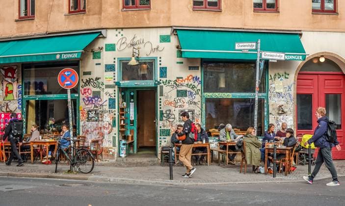 IMAGO Creative, Frühling, Start der Straßencafe-Saison 22.10.2020. Straßenszene in Zeiten von Corona. Hotspot Kreuzberg. Oranienstraße, Kreuzberg, Berlin, Deutschland - No Model release. *** 22 10 2020 Street scene in times of Corona Hotspot Kreuzberg Oranienstraße, Kreuzberg, Berlin, Germany No Model release