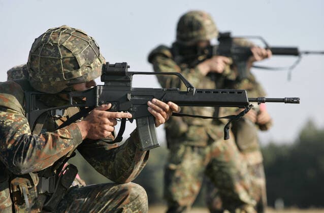 Bundeswehr Torgelow, DEU, 06.09.05 - Grundausbildung fuer Soldaten. Schiessuebung mit G36 Gewehr auf dem Truppenuebungsplatz. Berlin Mecklenburg-Vorpommern *** Bundeswehr Torgelow, DEU, 06 09 05 Basic training for soldiers shooting practice with G36 rifle on the military training area Berlin Mecklenburg Vorpommern 050906E06