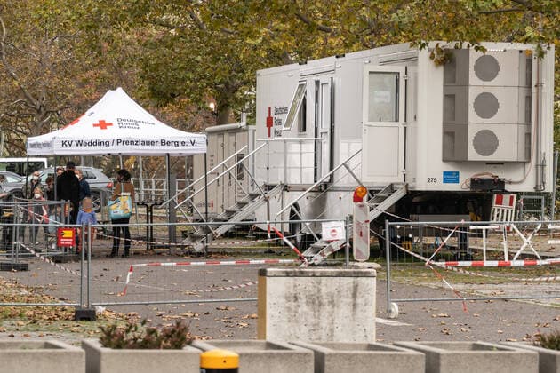News Bilder des Tages 23.10.2020,Berlin,Deutschland,GER,Das Deutsche Rote Kreuz (DRK) betreibt eine Covid-19-Teststelle am Berliner Zentralen Omnibusbahnhof (ZOB) auf dem PKW-Parkplatz Soorstraße.