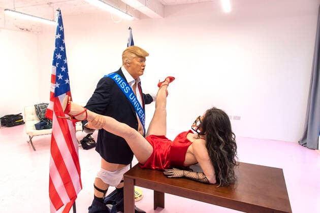 Bilder des Jahres 2020, Entertainment 10 Oktober Entertainment Themen der Woche KW43 Entertainment Bilder des Tages October 23, 2020, London, United Kingdom: Trump and Miss Universe art installation by English artist Alison Jackson, known for her lookalike photographs of celebrities in Soho, London..The work shows Donald Trump with two American flags, wearing a sash with Miss Universe on having sexual intercourse. London United Kingdom - ZUMAs197 20201023_zaa_s197_046 Copyright: xDavexRushenx