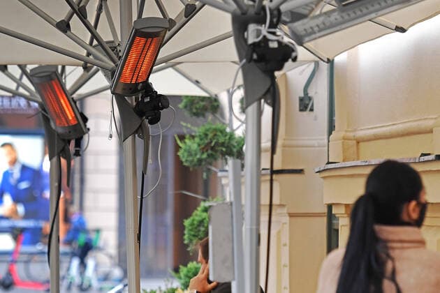 Themenbild: Coronavirus Pandemie Folgen fuer die Gastronomie. Wirte duerfen Heizstrahler aufstellen. Im Aussenbereich des Tambosi im Hofgarten in Muenchen haengen Heizstrahler, die brennen und fuer angenehme Waerme sorgen am 15.10.2020.