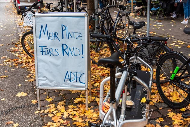 Kiel, 24. Oktober 2020 Kürzlich wurde Kiel von 10 norddeutschen Städten zur fahrradfreundlichsten Stadt gewählt. Um weitere Bedarfe für Radfahrer und Radwege deutlich zu machen, richteten heute einige Organisationen in Kiel für eine kurze Zeit in der Brunswiker Straße eine Pop-up-Bike-Lane ein. Dafür wurden der vorhandene Radweg und eine Fahrspur der Straße gesperrt.