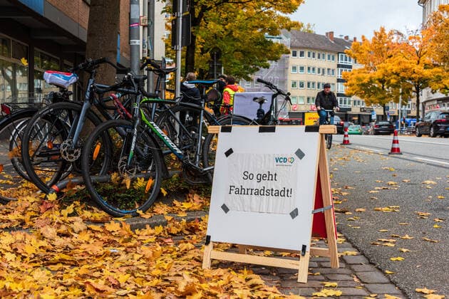 Kiel, 24. Oktober 2020 Kürzlich wurde Kiel von 10 norddeutschen Städten zur fahrradfreundlichsten Stadt gewählt. Um weitere Bedarfe für Radfahrer und Radwege deutlich zu machen, richteten heute einige Organisationen in Kiel für eine kurze Zeit in der Brunswiker Straße eine Pop-up-Bike-Lane ein. Dafür wurden der vorhandene Radweg und eine Fahrspur der Straße gesperrt.
