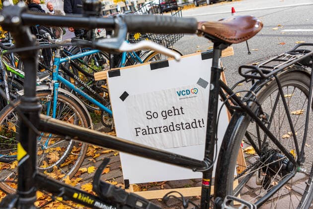 Kiel, 24. Oktober 2020 Kürzlich wurde Kiel von 10 norddeutschen Städten zur fahrradfreundlichsten Stadt gewählt. Um weitere Bedarfe für Radfahrer und Radwege deutlich zu machen, richteten heute einige Organisationen in Kiel für eine kurze Zeit in der Brunswiker Straße eine Pop-up-Bike-Lane ein. Dafür wurden der vorhandene Radweg und eine Fahrspur der Straße gesperrt.