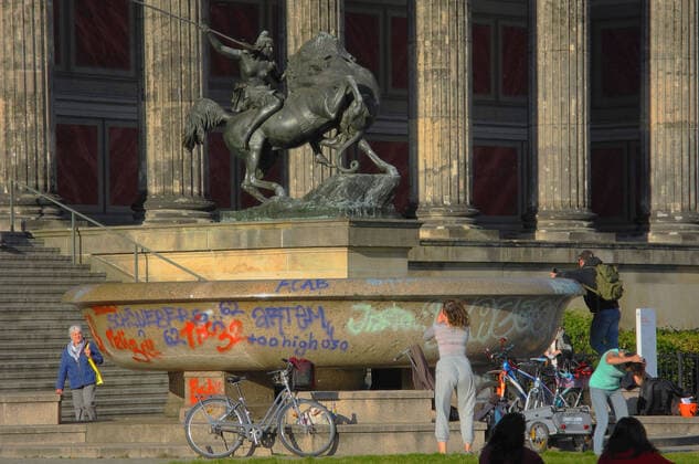 Bilder des Jahres 2020, News 10 Oktober News Themen der Woche KW43 News Bilder des Tages Die Granitschale vor dem Alten Museum ist mit Grafitti-Schmiereeien beschaedigt. *** The granite bowl in front of the Altes Museum is damaged with graffiti graffiti