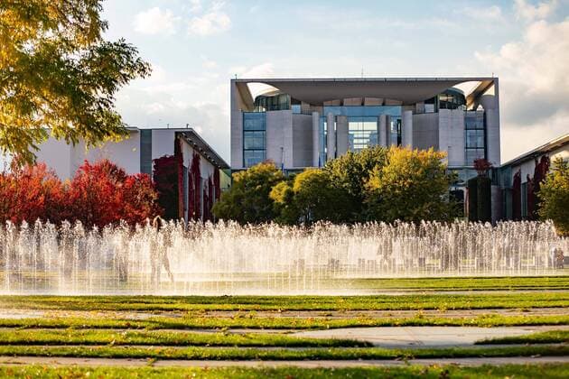 Sonniger Herbsttag in Berlin, Wasserspiele vor dem Kanzleramt Berlin Berlin Deutschland