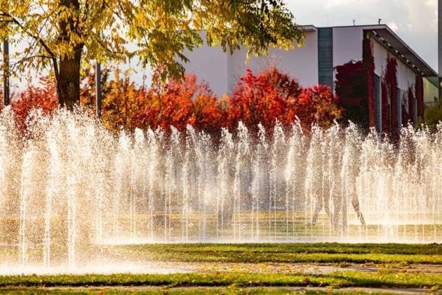 IMAGO Creative: Herbst, Lichtimpressionen Sonniger Herbsttag in Berlin, Wasserspiele vor dem Kanzleramt Berlin Berlin Deutschland *** Sunny autumn day in Berlin, water games in front of the Chancellery Berlin Berlin Germany