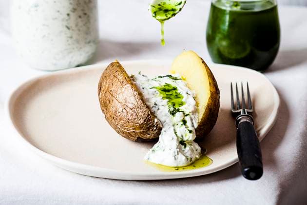 Baked potato with herb quark and homemade ramson oil SBDF04326