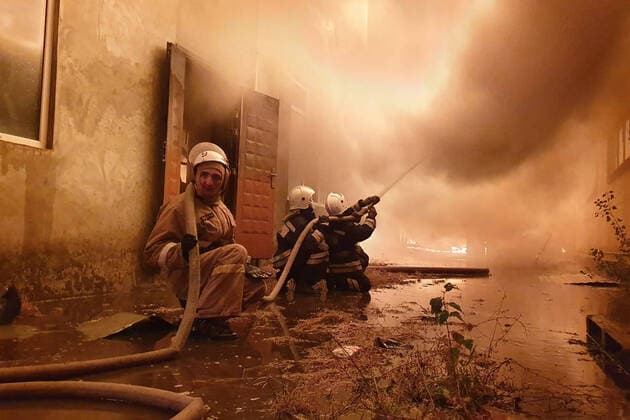 Bilder des Jahres 2020, News 10 Oktober News Themen der Woche KW43 News Bilder des Tages CHECHNYA, RUSSIA - OCTOBER 24, 2020: Firefighters battle a fire at a filling station in the town of Argun, Chechen Republic, Russia, where a fuel tank caught fire. Ministry of Civil Defence, Emergencies and Disaster Relief of the Russian Federation TASS  TS0EBF80