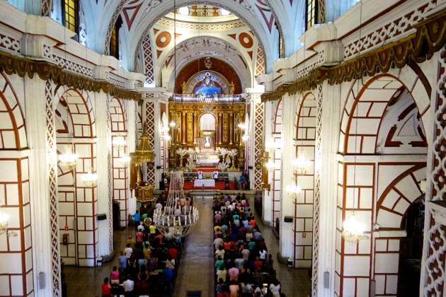  Im Inneren der Kirche Iglesia de San Francisco, Unesco Weltkulturerbe, Lima, Peru, Südamerika *** Inside the church Iglesia de San Francisco, Unesco World Heritage, Lima, Peru, South America Copyright: imageBROKER/PeterxGiovannini ibxgiv05897043.jpg