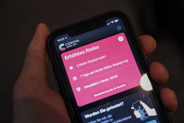 Corona WarnApp Auf dem Smartphone zeigt die Corona Warnapp ein erhöhtes Risiko an, nachdem drei Risiko-Begegnungen registriert wurden. Während der zweiten Infektionswelle steigen Fälle der Erkrankten wieder massiv an. Solingen