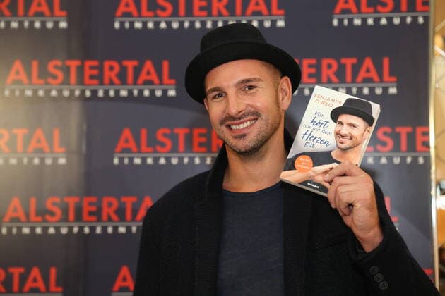 Bilder des Jahres 2020, Entertainment 10 Oktober Entertainment Themen der Woche KW43 Entertainment Bilder des Tages Hamburg Schauspieler und Tänzer Benjamin Piwko stellt sein Buch Man hört nur mit dem Herzen gut im AEZ Alstertal Einkaufszentrum vor, am verkaufsoffenen Sonntag hält der gehörlose Finalist aus der Fernsehshow Let s Dance eine Lesung im Einkaufszentrum in Hamburg Poppenbüttel 25.10.2020 *** Hamburg actor and dancer Benjamin Piwko presents his book Man hört nur mit dem Herzen gut in the AEZ Alstertal shopping centre, on Sunday, when the shop is open, the deaf finalist from the TV show Let s Dance will give a reading in the shopping centre in Hamburg Poppenbüttel 25 10 2020