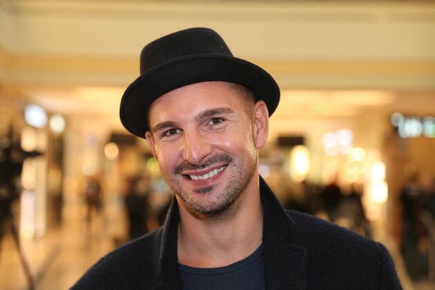 Hamburg Schauspieler und Tänzer Benjamin Piwko stellt sein Buch Man hört nur mit dem Herzen gut im AEZ Alstertal Einkaufszentrum vor, am verkaufsoffenen Sonntag hält der gehörlose Finalist aus der Fernsehshow Let s Dance eine Lesung im Einkaufszentrum in Hamburg Poppenbüttel 25.10.2020 *** Hamburg actor and dancer Benjamin Piwko presents his book Man hört nur mit dem Herzen gut in the AEZ Alstertal shopping centre, on Sunday, when the shop is open, the deaf finalist from the TV show Let s Dance will give a reading in the shopping centre in Hamburg Poppenbüttel 25 10 2020