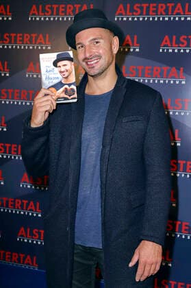 Benjamin Piwko bei der Präsentation seines Buches Man hört nur mit dem Herzen gut im Alstertal Einkaufzentrum. Hamburg, 25.10.2020 *** Benjamin Piwko at the presentation of his book Man hört nur mit dem Herzen gut im Alstertal Einkaufszentrum Hamburg, 25 10 2020 Foto:xgbrcix xFuturexImage