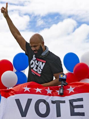 Bilder des Jahres 2020, News 10 Oktober News Themen der Woche KW43 News Bilder des Tages October 25, 2020, Miami, FL, USA: Rapper, actor and writer Common points to the sky after he finishes his speech before the Souls to the Polls caravan at The Purple Church, one of many events in Miami prior to the elections, on Sunday, Oct. 25, 2020. Miami USA - ZUMAm67_ 20201025_zaf_m67_021 Copyright: xDavidxSantiagox