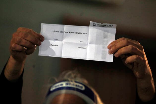 Bilder des Jahres 2020, News 10 Oktober News Themen der Woche KW43 News Bilder des Tages Santiago, 25 de octubre de 2020. Conteo de votos en el Estadio nacional durante el Plebiscito 2020. Jonnathan Oyarzun Aton Chile, Santiago Chile Aton_458589 *** Santiago, October 25, 2020 Counting the votes in the National Stadium during the 2020 Plebiscite Jonnathan Oyarzun Aton Chile, Santiago Chile Aton 458589  Copyright: JONNATHANxOYARZUN ATONxCHILE