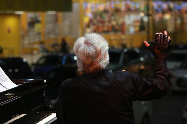 AMERICANA, SP - 25.10.2020: MAESTRO JOÃO CARLOS MARTINS FAZ CONCERTO - Maestro João Carlos Martins presented, this Sunday (25) the concert Na Roda with the Maestro, a tribute to the composer Johann Sebastian Bach, in Americana. The presentation was made in a drive-in format in the parking lot of the Maravilhas do Lar store. x1982713x  LeandroxFerreira