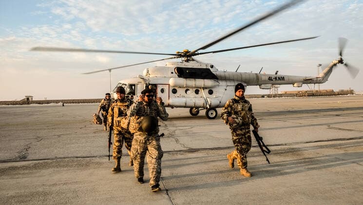 NATO-Soldaten verlassen den Hubschrauber in Mazar-e Sharif in Afghanistan am 26. November 2016. An mehreren Standorten bilden Bundeswehrsoldaten im Land die afghanische Armee aus. Mazar-e Scharif Afghanistan