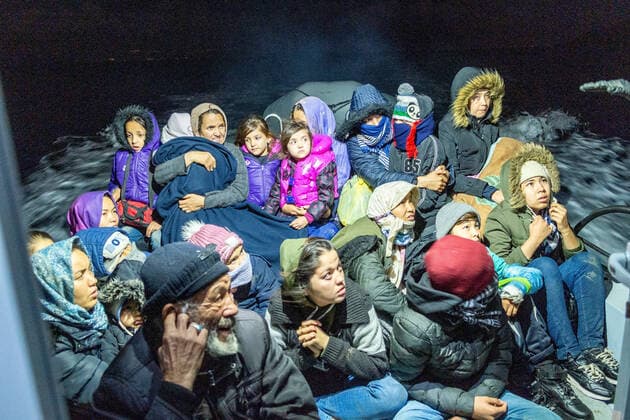 Um kurz nach Mitternacht am 15. November 2019 werden im Meer zwischen der Türkei und Griechenland Dutzende Flüchtlinge und Migranten von einem portugiesischen Frontex-Boot gerettet und nach Lesbos gebracht. Täglich wagen Menschen die Überfahrt aus der Türkei. Östliche Ägäis Mittelmeer Griechenland