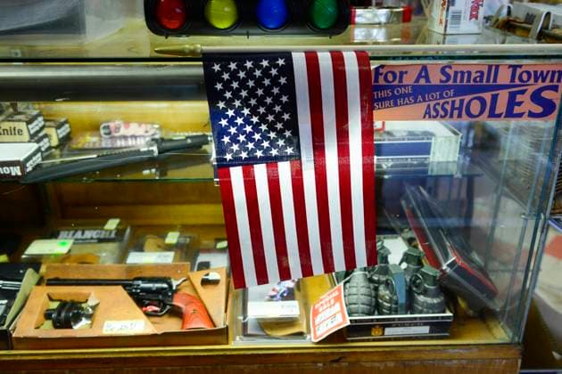 USA, gun shop USA, Virginia, Cape Charles, sale of weapons *** Waffenverkauf in einer Gemischtwaren Handlung Cape Charles Virginia USA