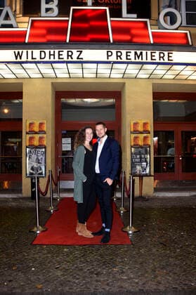 Bilder des Jahres 2020, Entertainment 10 Oktober Entertainment Themen der Woche KW44 Entertainment Bilder des Tages Caro Lobig und Timo Lendzion bei der Premiere des Dokumentarfilms Wildherz - Auf der Reise zu mir selbst im Kino Babylon. Berlin, 26.10.2020 *** Caro Lobig and Timo Lendzion at the premiere of the documentary film Wildherz Auf der Reise zu mir selbst at the cinema Babylon Berlin, 26 10 2020 Foto:xN.xKubelkax xFuturexImage