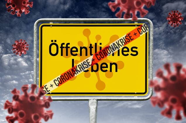 FOTOMONTAGE, Ortsschild mit durchgestrichenem Schriftzug Ã–ffentliches Leben und Corona-Viren, Coronakrise und Lockdown