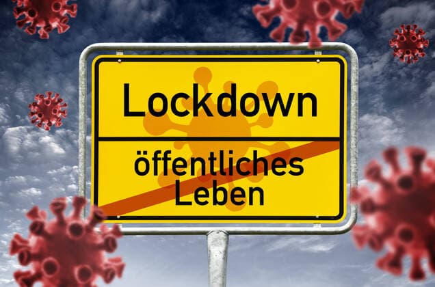 FOTOMONTAGE, Ortsschild mit Schriftzug Lockdown und durchgestrichenem Schriftzug Ã¶ffentliches Leben, Coronakrise und Lockdown