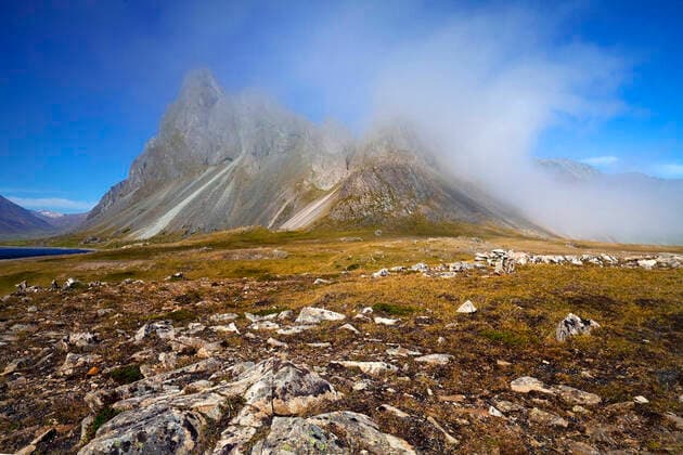 Panoramablick auf den Berg Eystrahorn mit blauem Himmel und einer Nebelwolke, Wetterscheide, Island, Ostisland, Eystrahorn vista onto mountain Eystrahorn with blue sky and single cloud, weather divide, Iceland, East Iceland, Eystrahorn BLWS631267