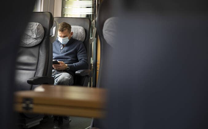 Thema: Bahnfahren mit Mund-Nasenschutz. Mannheim Deutschland