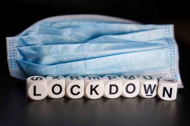 Das Foto zeigt einen blauen Mundschutz vor dem ein paar Würfel stehen, die das Wort Lockdown bilden, Maske, Gesichtsmaske, Mund-Nasen-Schutz, MNS, Symbolfoto, Symbolbild, Symbol, 27.10.2020, Heidelberg (Deutschland), News, Feature, Coronavirus, Die Politik diskutiert über einen Lockdown in Deutschland