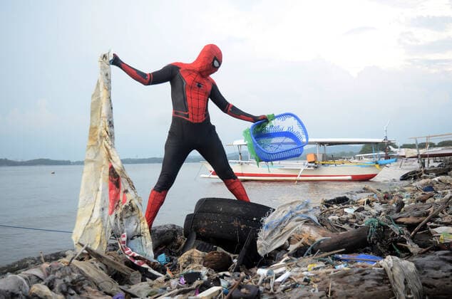 Bilder des Jahres 2020, News 10 Oktober News Themen der Woche KW44 News Bilder des Tages Spiderman clean the beach in Indonesia Rudi Hartono wearing a spiderman costume to clean a beach in Parepare City, South Sulawesi. The beach clean-up action is carried out every day to reduce the garbage in the sea. Parepare South Sulawesi Indonesia Copyright: ZulxKifli