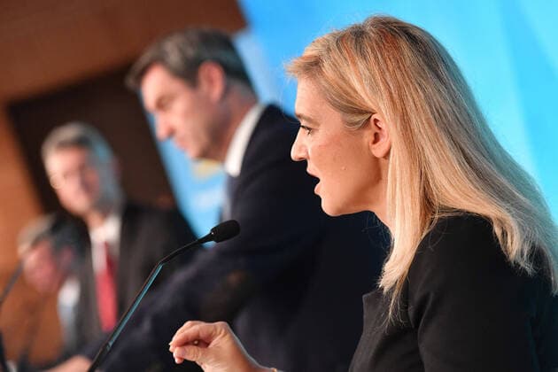 Pressekonferenz der Bayerischen Staatsregierung zur Lage der Coronavirus Pandemie v.re:Melanie HUML (Gesundheitsministerin). Markus SOEDER (Ministerpraesident Bayern und CSU Vorsitzender), Michael Piazolo (Kultusmiister). Pressekonferenz der Bayerischen Staatsregierung ueber die aktuelle Entwicklung der Coronavirus Pandemie. Prinz Carl Palais in Muenchen am 27.10.2020. SVEN SIMON Fotoagentur GmbH & Co. Muenchen Bayern Deutschland