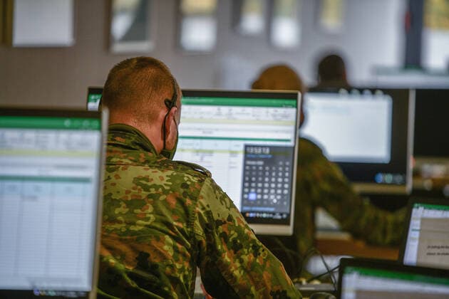 Bundeswehr hilft in Aalen bei Corona-Nachverfolgung, 27.10.2020, Baden-Württemberg, Aalen: Ein Soldat des Transporthubschrauberregiments 30 in Niederstetten unterstützt in einem Gebäude der Stadt Aalen das Gesundheitsamt bei der Corona-Kontaktnachverfolgung. Die Gesundheitsämter in Baden-Württemberg sind zunehmend auf der Suche nach Personal zur Verfolgung von Infektionsketten. Im Ostalbkreis sind 20 Soldatinnen und Soldaten des Transporthubschrauberregiments im Einsatz. Aalen Baden-Württemberg Deutschland Aalen