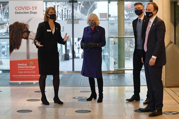 . 27 10 2020. London, United Kingdom. Camilla,The Duchess of Cornwall, at Paddington Station in London where she watched a demonstration by Medical Detection Dogs .  xi-Imagesx xPoolx IIM-21741-0017