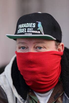 Sebastian Krumbiegel gibt ein Interview bei einem Protestkonzert gegen die Wahl des neuen AfD-Fraktionsvorsitzenden auf dem Alten Markt am Brandenburger Landtag in Potsdam, 27. Oktober 2020. Protestkonzert Flügel statt Flügel in Potsdam
