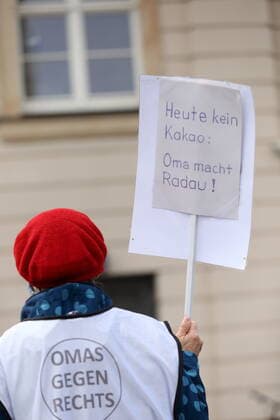 Eine Frau mit Plakat Heute kein Kakao: Oma macht Radau! von der Initiative Omas gegen Rechts bei einem Protestkonzert gegen die Wahl des neuen AfD-Fraktionsvorsitzenden auf dem Alten Markt am Brandenburger Landtag in Potsdam, 27. Oktober 2020. Protestkonzert Flügel statt Flügel in Potsdam