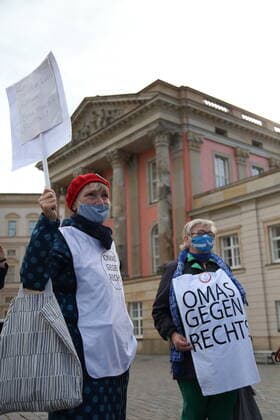 Zwei Frauen von der Initiative Omas gegen Rechts bei einem Protestkonzert gegen die Wahl des neuen AfD-Fraktionsvorsitzenden auf dem Alten Markt am Brandenburger Landtag in Potsdam, 27. Oktober 2020. Protestkonzert Flügel statt Flügel in Potsdam