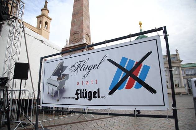 Banner mit der Aufschrift Flügel statt rechtsextremer Flügel AfD bei einem Protestkonzert gegen die Wahl des neuen AfD-Fraktionsvorsitzenden auf dem Alten Markt am Brandenburger Landtag in Potsdam, 27. Oktober 2020. Protestkonzert Flügel statt Flügel in Potsdam