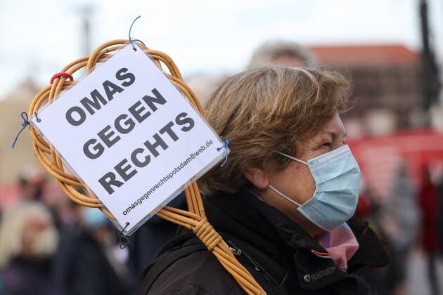 Eine Frau mit einem Schild Omas gegen Rechts bei einem Protestkonzert gegen die Wahl des neuen AfD-Fraktionsvorsitzenden auf dem Alten Markt am Brandenburger Landtag in Potsdam, 27. Oktober 2020. Protestkonzert Flügel statt Flügel in Potsdam