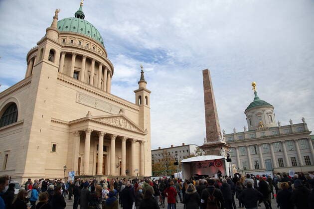 Konzertbesucher bei einem Protestkonzert gegen die Wahl des neuen AfD-Fraktionsvorsitzenden auf dem Alten Markt am Brandenburger Landtag in Potsdam, 27. Oktober 2020. Protestkonzert Flügel statt Flügel in Potsdam