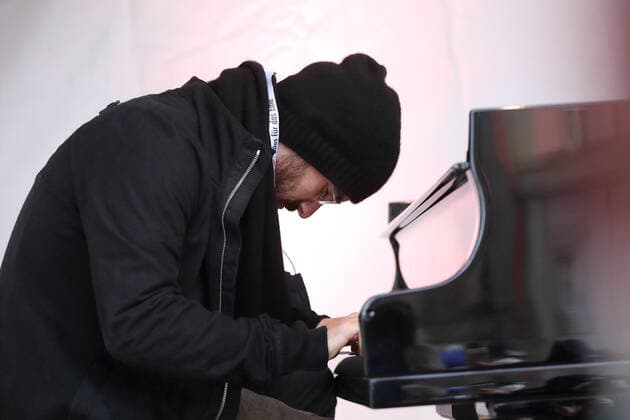Igor Levit spielt bei einem Protestkonzert gegen die Wahl des neuen AfD-Fraktionsvorsitzenden auf dem Alten Markt am Brandenburger Landtag in Potsdam, 27. Oktober 2020. Protestkonzert Flügel statt Flügel in Potsdam