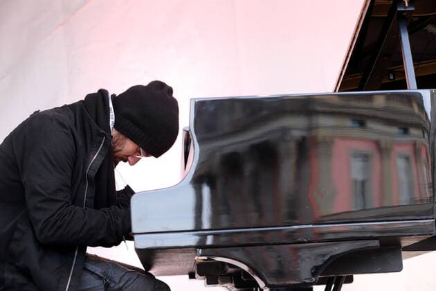 Igor Levit spielt bei einem Protestkonzert gegen die Wahl des neuen AfD-Fraktionsvorsitzenden auf dem Alten Markt am Brandenburger Landtag in Potsdam, 27. Oktober 2020. Protestkonzert Flügel statt Flügel in Potsdam