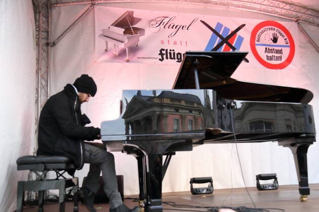 Entertainment Bilder des Tages Igor Levit spielt bei einem Protestkonzert gegen die Wahl des neuen AfD-Fraktionsvorsitzenden auf dem Alten Markt am Brandenburger Landtag in Potsdam, 27. Oktober 2020. Protestkonzert Flügel statt Flügel in Potsdam