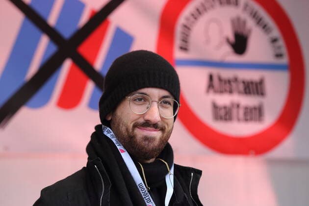 Igor Levit spielt bei einem Protestkonzert gegen die Wahl des neuen AfD-Fraktionsvorsitzenden auf dem Alten Markt am Brandenburger Landtag in Potsdam, 27. Oktober 2020. Protestkonzert Flügel statt Flügel in Potsdam