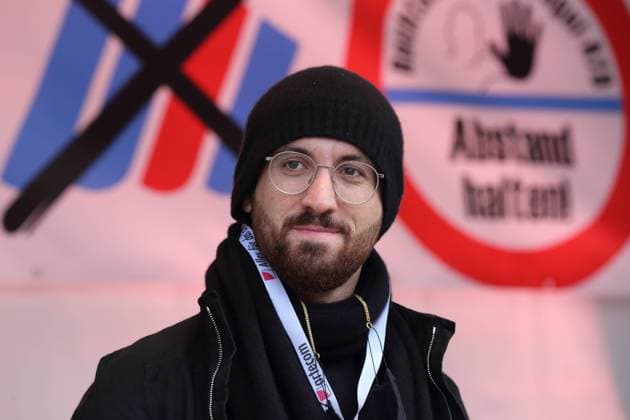 Igor Levit spielt bei einem Protestkonzert gegen die Wahl des neuen AfD-Fraktionsvorsitzenden auf dem Alten Markt am Brandenburger Landtag in Potsdam, 27. Oktober 2020. Protestkonzert Flügel statt Flügel in Potsdam *** Igor Levit plays at a protest concert against the election of the new AfD faction leader on the Alter Markt at the Brandenburg Parliament in Potsdam, 27 October 2020 Protest concert grand piano instead of grand piano in Potsdam