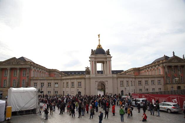 Konzertbesucher bei einem Protestkonzert gegen die Wahl des neuen AfD-Fraktionsvorsitzenden auf dem Alten Markt am Brandenburger Landtag in Potsdam, 27. Oktober 2020. Protestkonzert Flügel statt Flügel in Potsdam