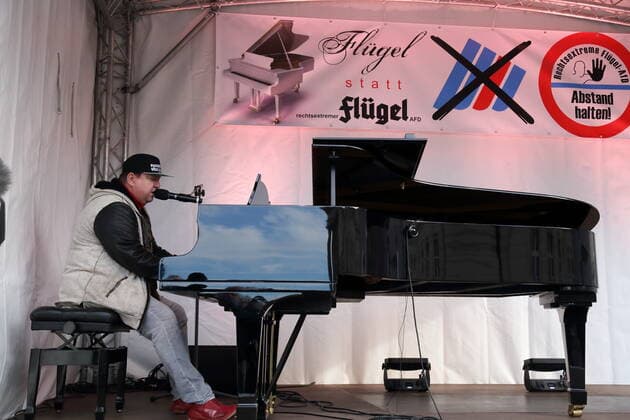 Sebastian Krumbiegel spielt bei einem Protestkonzert gegen die Wahl des neuen AfD-Fraktionsvorsitzenden auf dem Alten Markt am Brandenburger Landtag in Potsdam, 27. Oktober 2020. Protestkonzert Flügel statt Flügel in Potsdam