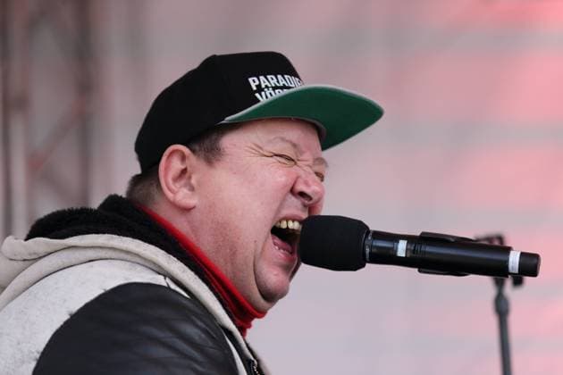 Bilder des Jahres 2020, Entertainment 10 Oktober Entertainment Themen der Woche KW44 Entertainment Bilder des Tages Sebastian Krumbiegel spielt bei einem Protestkonzert gegen die Wahl des neuen AfD-Fraktionsvorsitzenden auf dem Alten Markt am Brandenburger Landtag in Potsdam, 27. Oktober 2020. Protestkonzert Flügel statt Flügel in Potsdam *** Sebastian Krumbiegel plays at a protest concert against the election of the new AfD faction leader on the Alter Markt at the Brandenburg Parliament in Potsdam, 27 October 2020 Protest concert grand piano instead of grand piano in Potsdam